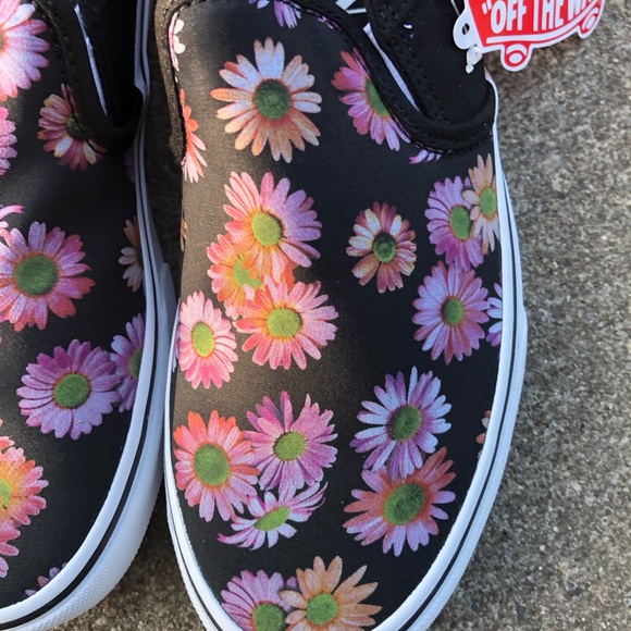 NWT Vans Woman size 8.  Flower canvas shoes.  Perfect for summer. - Picture 5 of 8